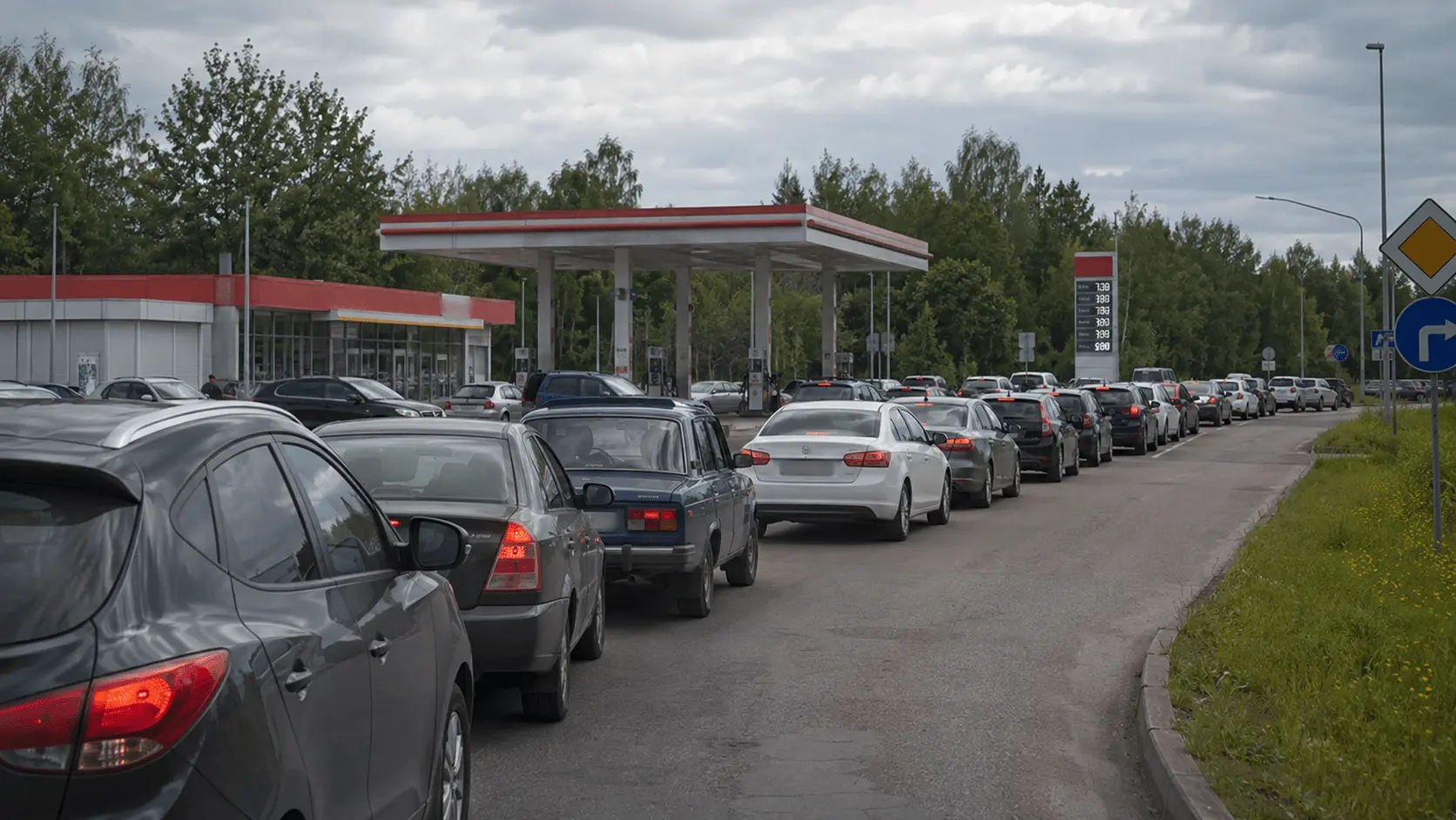 Очередь автомобилей на автозаправочной станции