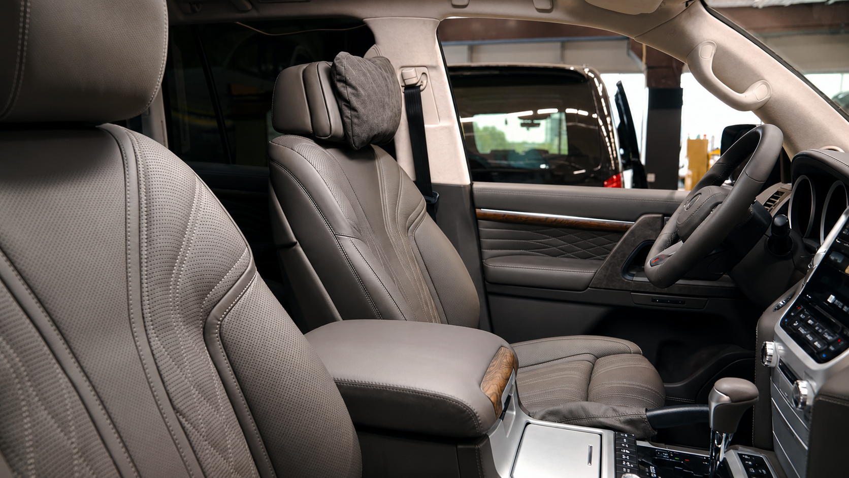 Передние кресла BMW 7 Series в салоне Toyota Land Cruiser после установки