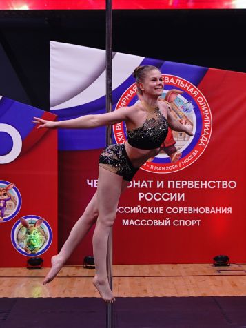 Спортсменка на пилоне — Pole Dance Sport в студии Manifest, Одинцово