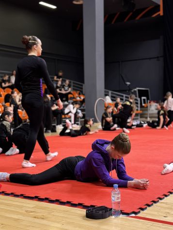 Спортсменка на пилоне — Pole Dance Sport в студии Manifest, Одинцово