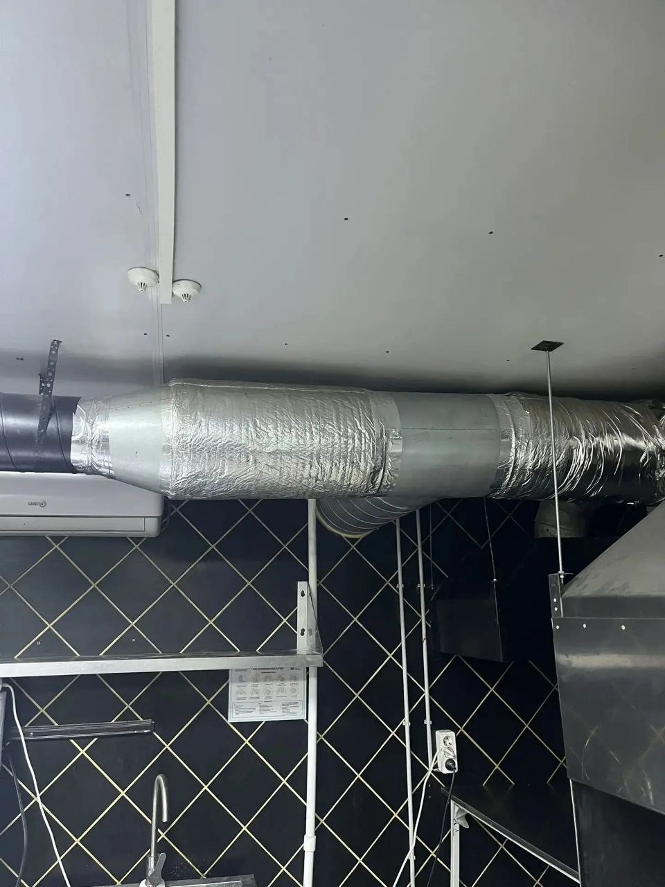 Монтаж утеплённого воздуховода под потолком кухни заведения