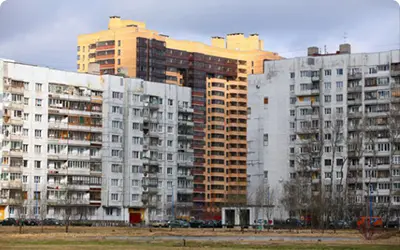 Услуги по штукатурке стен и стяжке пола в квартирах вторичного фонда Многоэтажные панельные дома, в которых предоставляются услуги по выравниванию стен и стяжке пола.