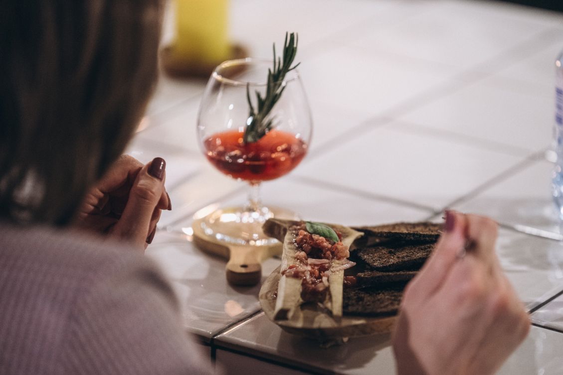 Гости за столом в зале ресторана Kitchen в Якутске