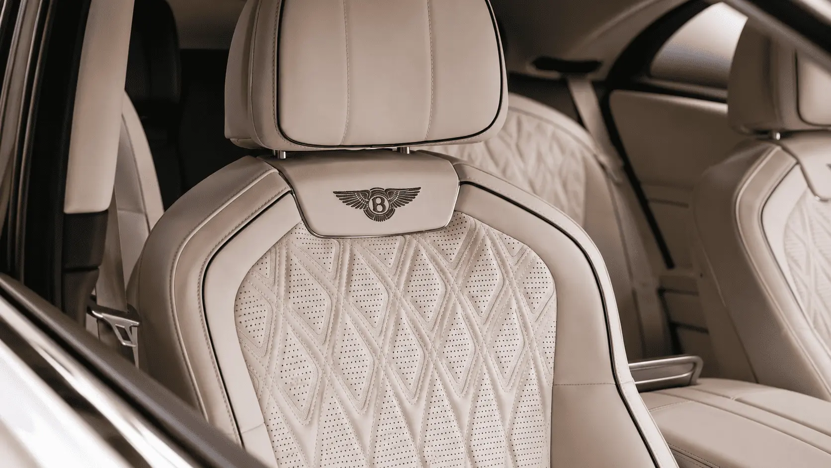 Задний ряд Bentley Flying Spur с премиальными креслами