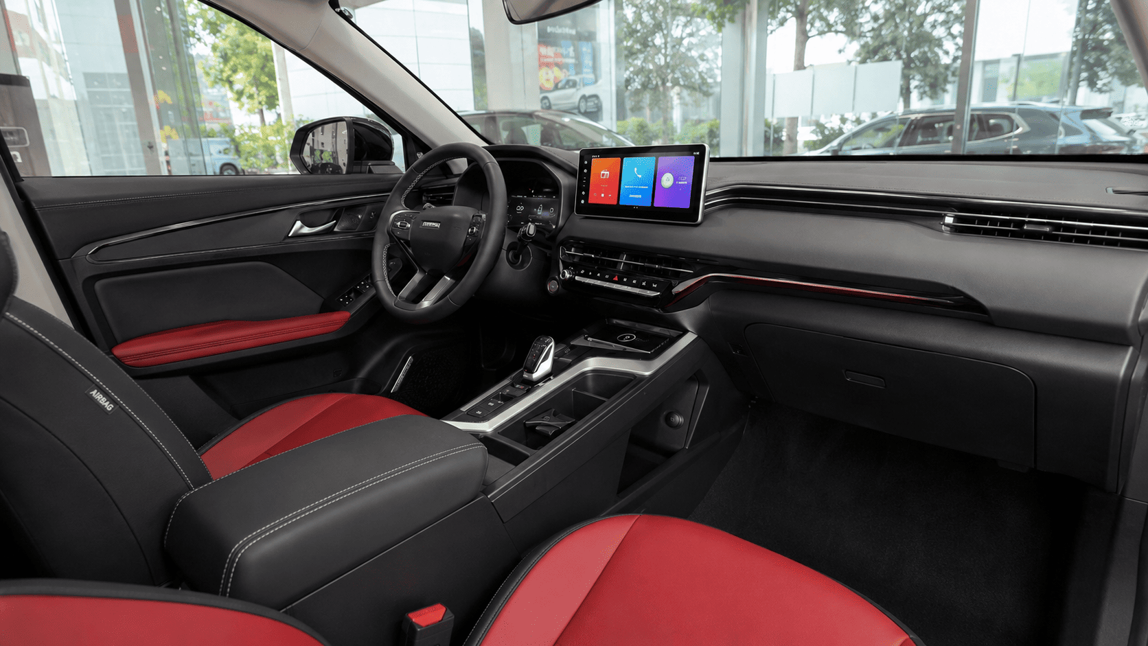 Салон Haval Jolion с красными акцентами и мультимедиа
