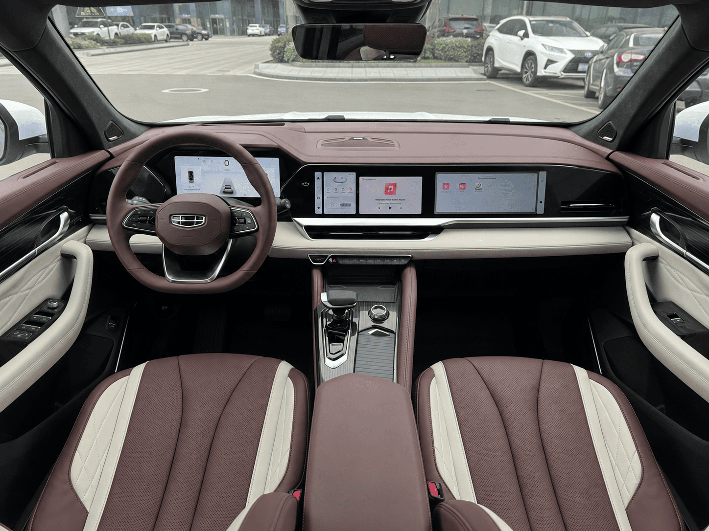 Салон Geely Monjaro с широким цифровым экраном и кожаными сиденьями