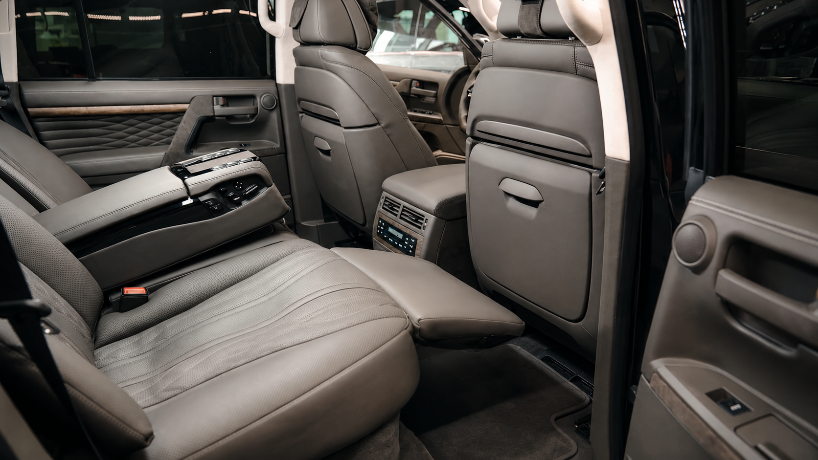 Задний ряд Toyota Land Cruiser с комфортным диваном BMW и оттоманкой