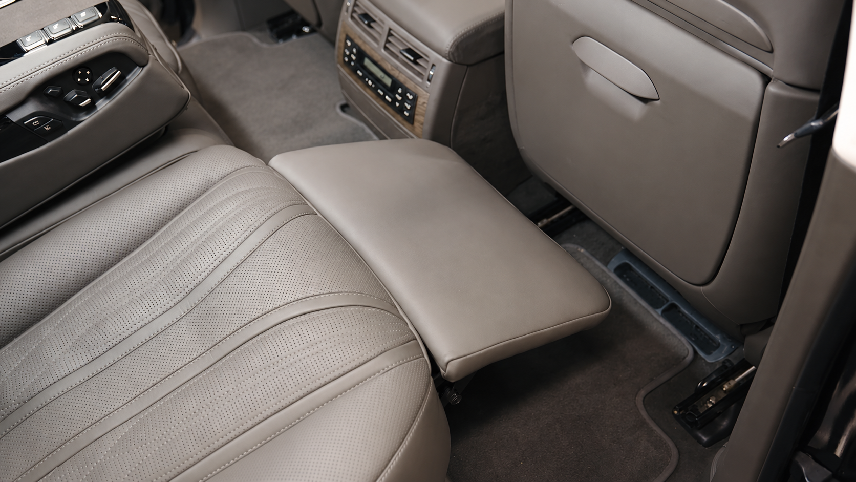 Оттоманка заднего дивана BMW в салоне Toyota Land Cruiser