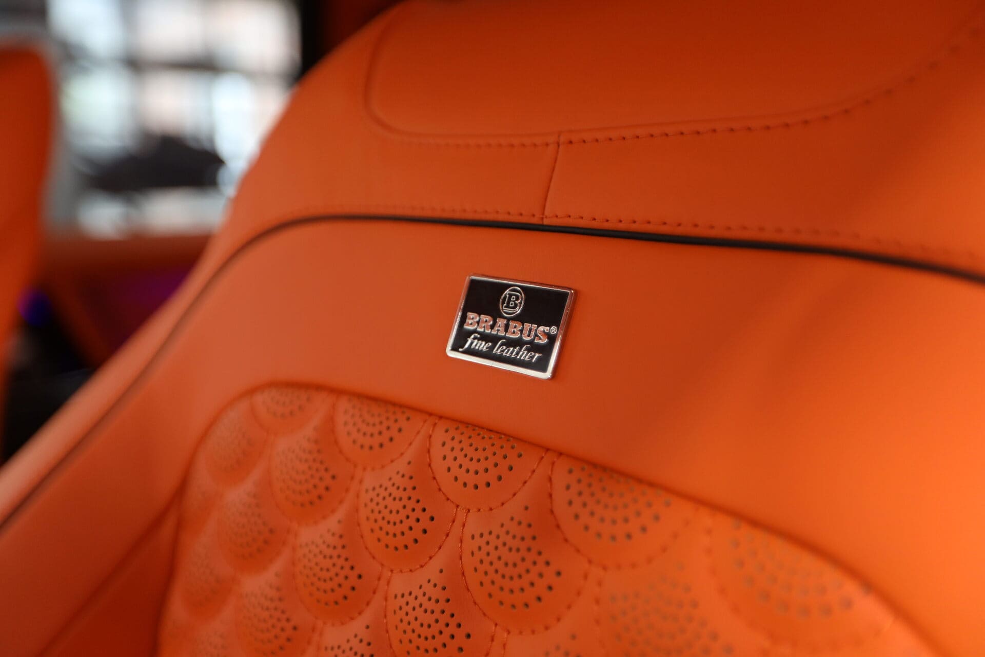 Детали оранжевого салона G-Class с кожей Brabus Orange