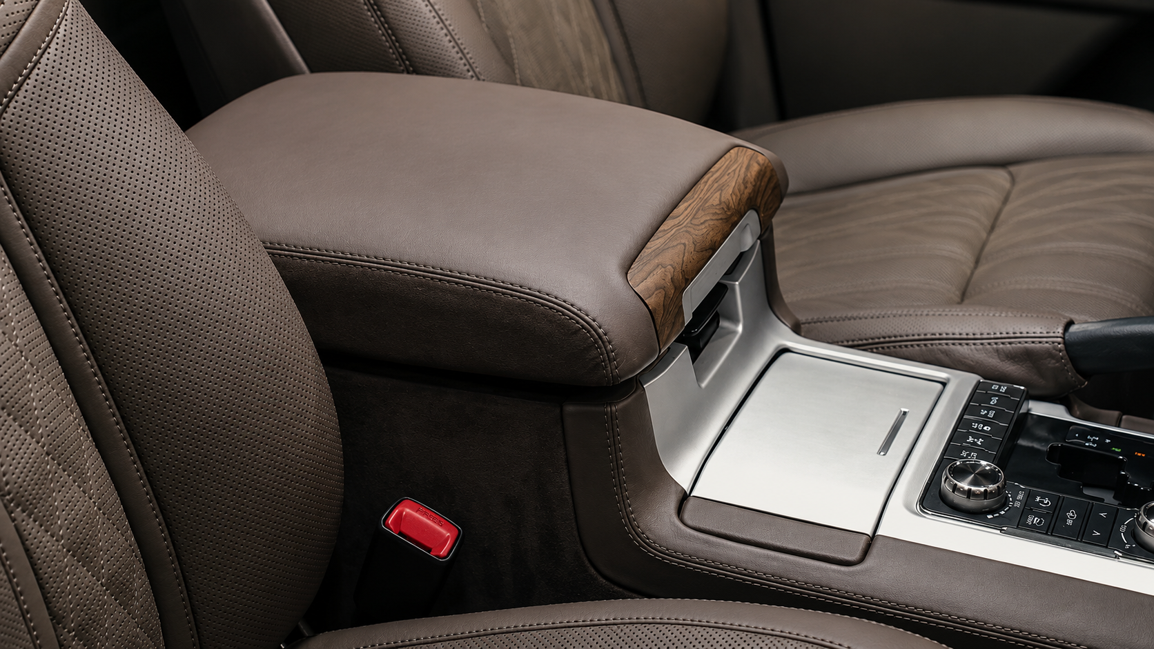 Подлокотник между передними сиденьями Toyota Land Cruiser с отделкой Alcantara