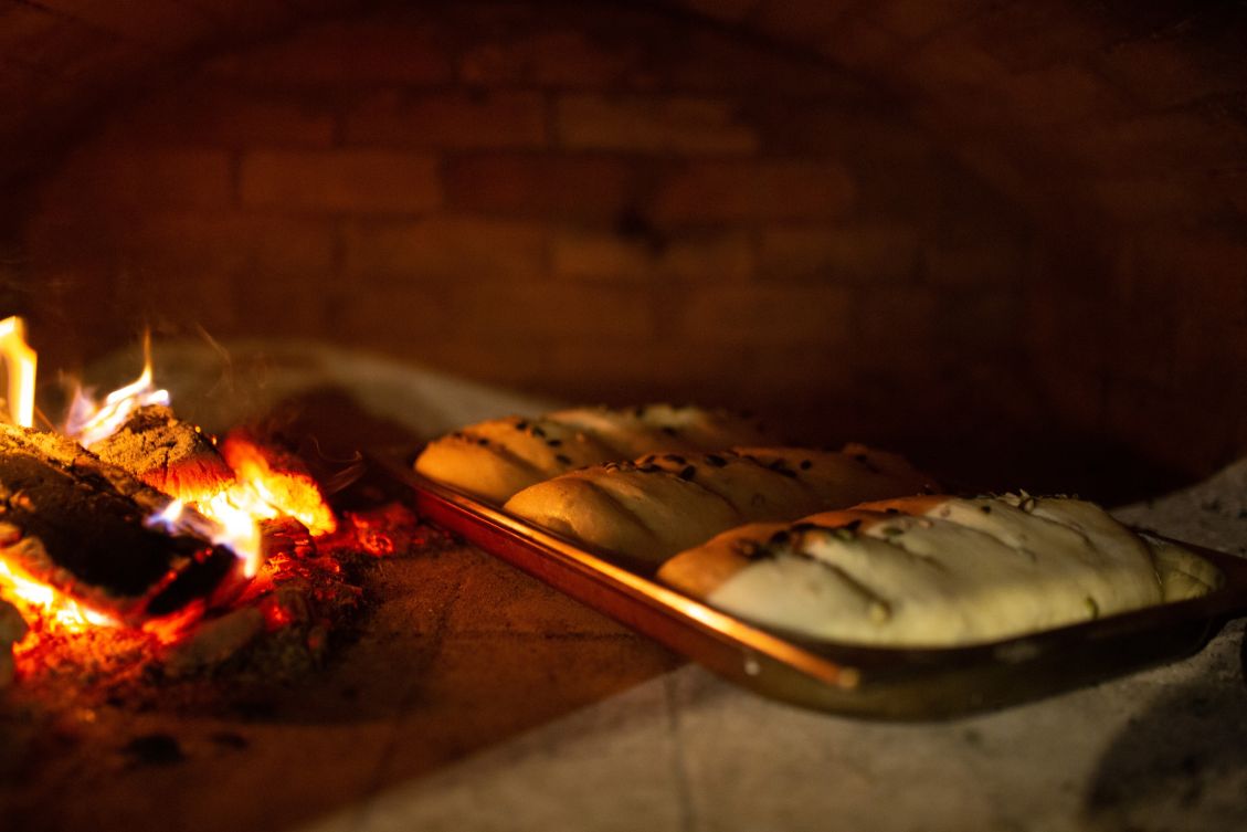 Дрова и жар в дровяной печи ресторана Kitchen Якутск