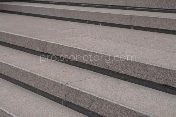 ступени из купецкого гранита