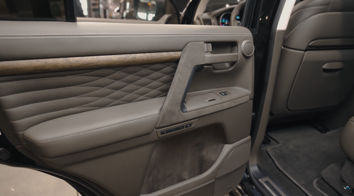 Дверная карта Toyota Land Cruiser с кожей, фигурной отстрочкой и вставками Alcantara