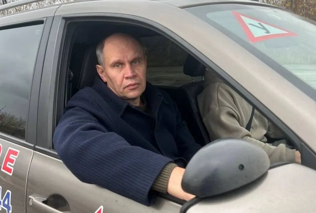 Милованов Алексей Юрьевич инструктор категории В Милованов Алексей Юрьевич в сером авто