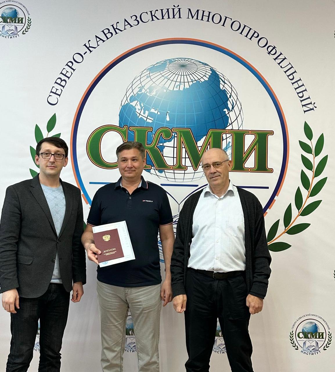 Вручение документов выпускнику СКМИ