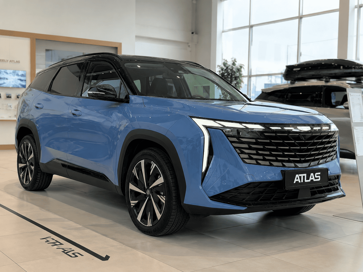 Geely Atlas в автосалоне