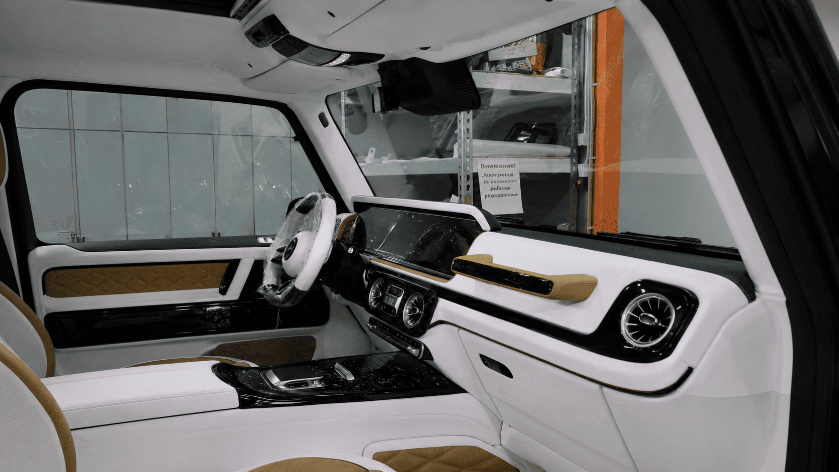 Белый Mercedes-Benz G-Class с агрессивным обвесом в стиле Mansory