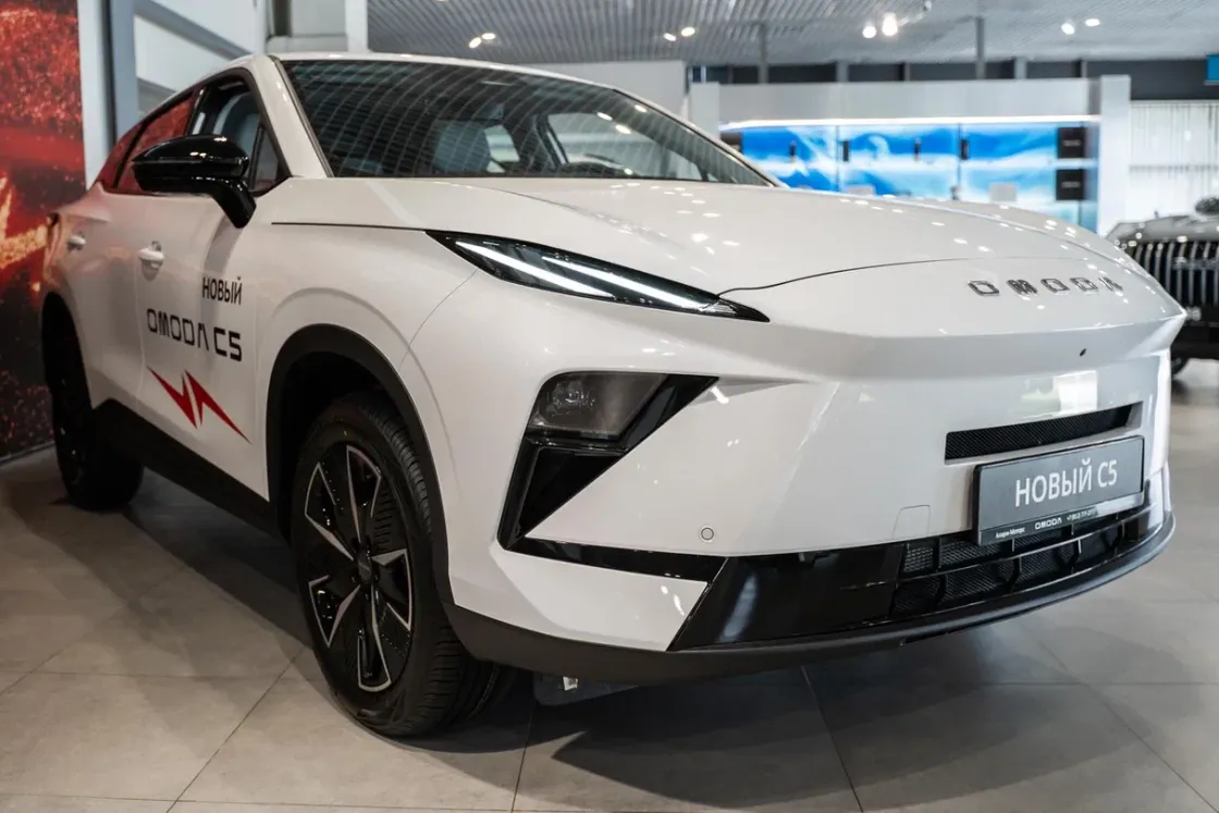 OMODA C5 - вид сбоку