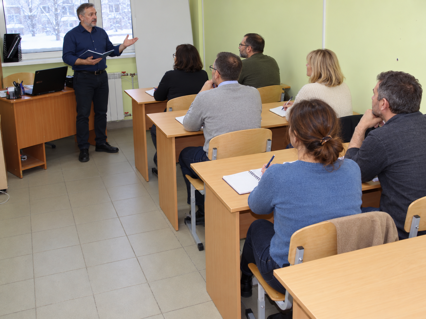 Преподаватель проводит очное занятие для взрослых слушателей