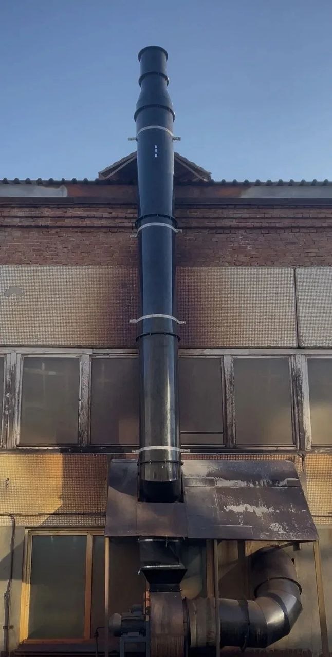Монтаж наружного вертикального вытяжного воздуховода на фасаде здания