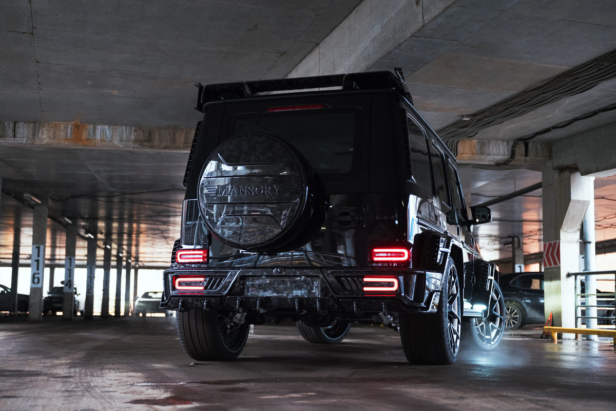Чёрный внедорожник в стиле Mansory в подземном паркинге