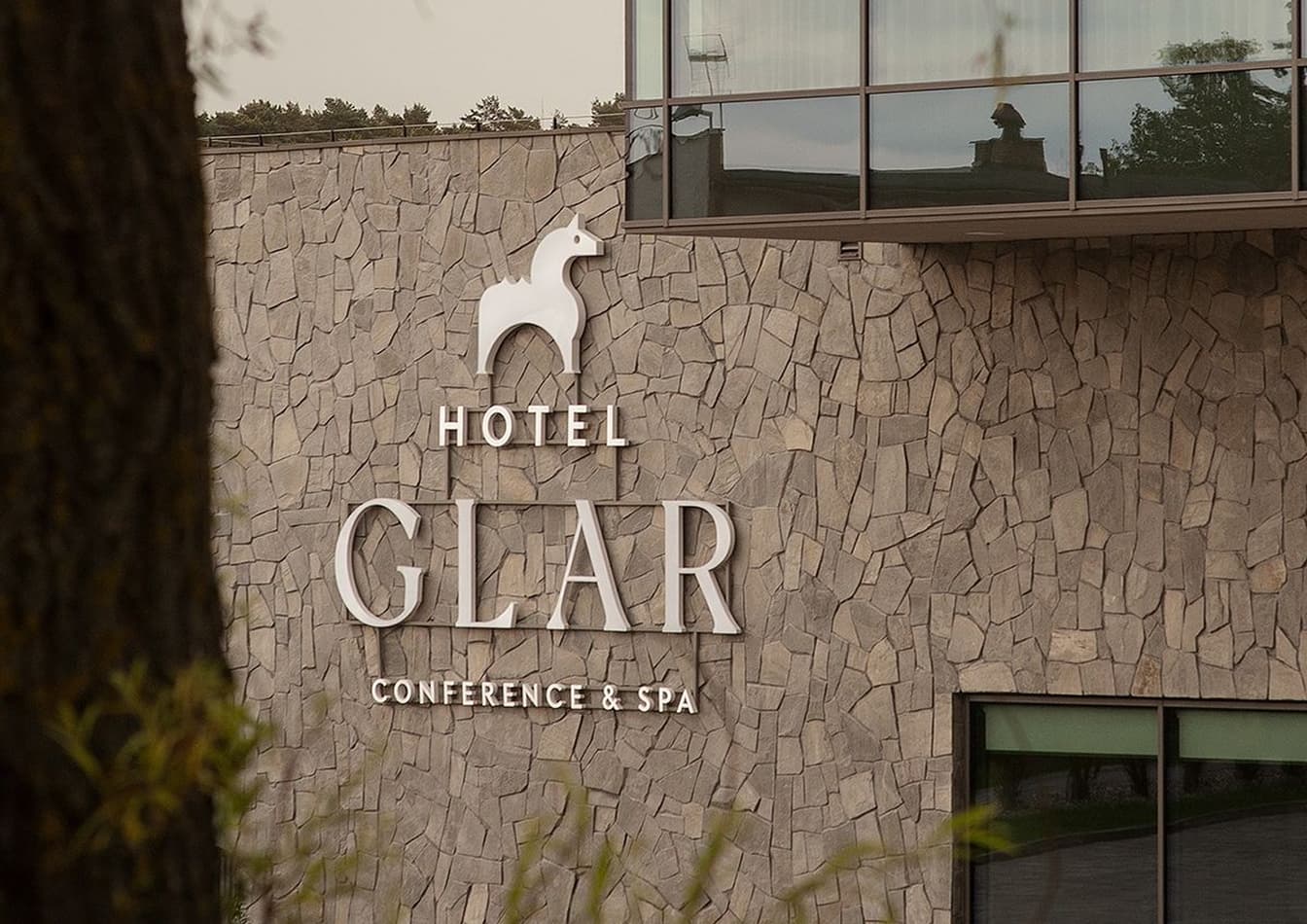 Фасад гостиницы с логотипом и вывеской Hotel Gear Conference & Spa