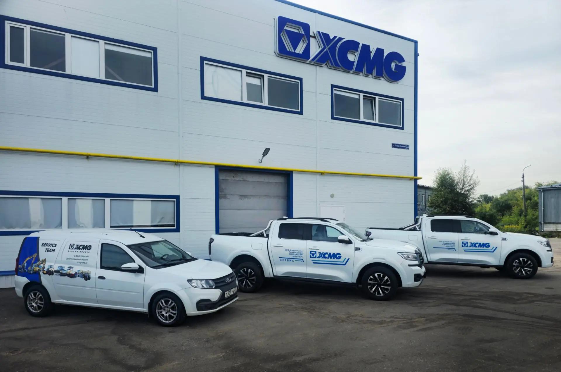 Здание компании СпецКомСити и сервисные автомобили XCMG