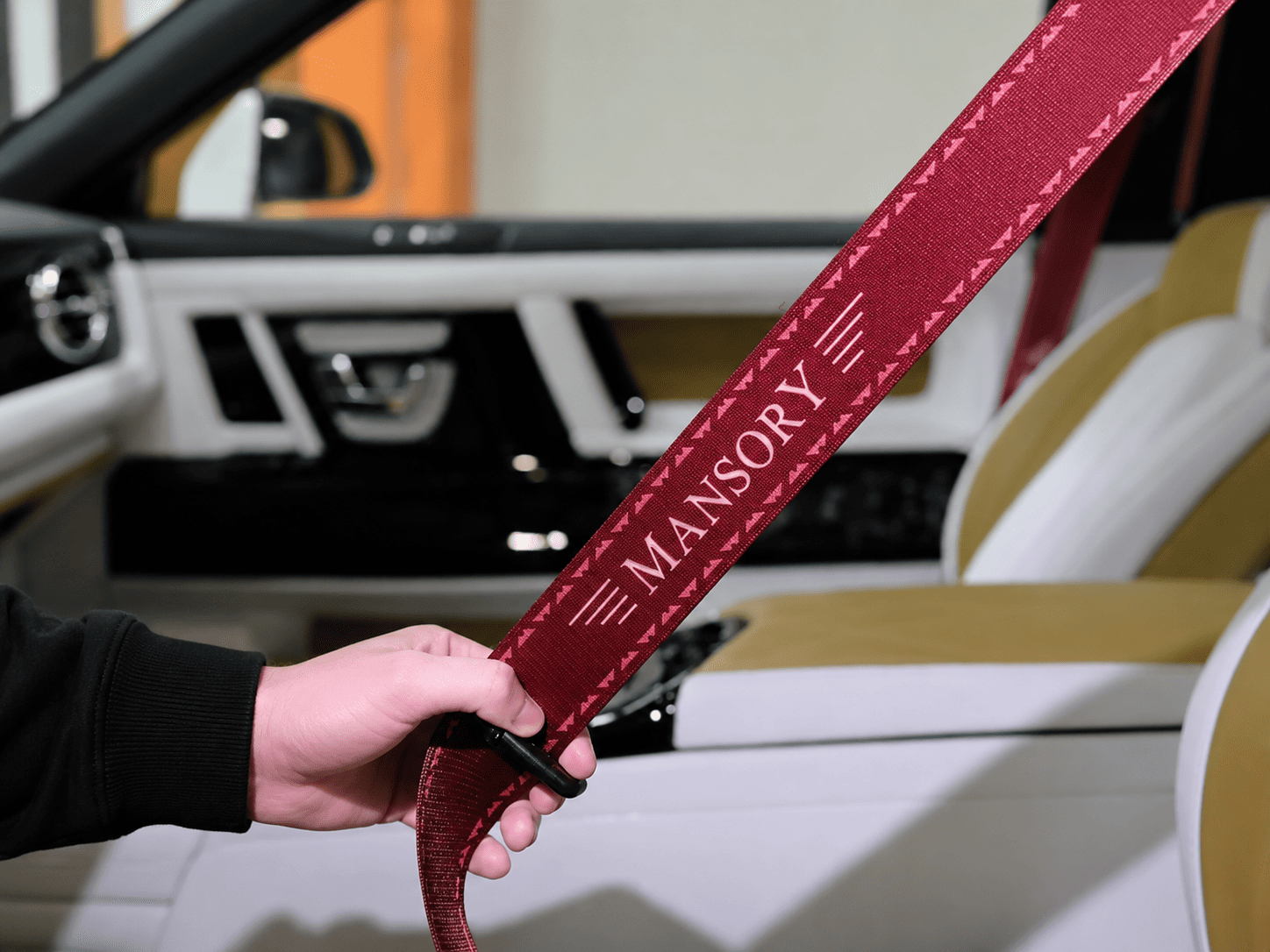 Серый Mercedes-Benz G-Class с доработками экстерьера в стиле Mansory